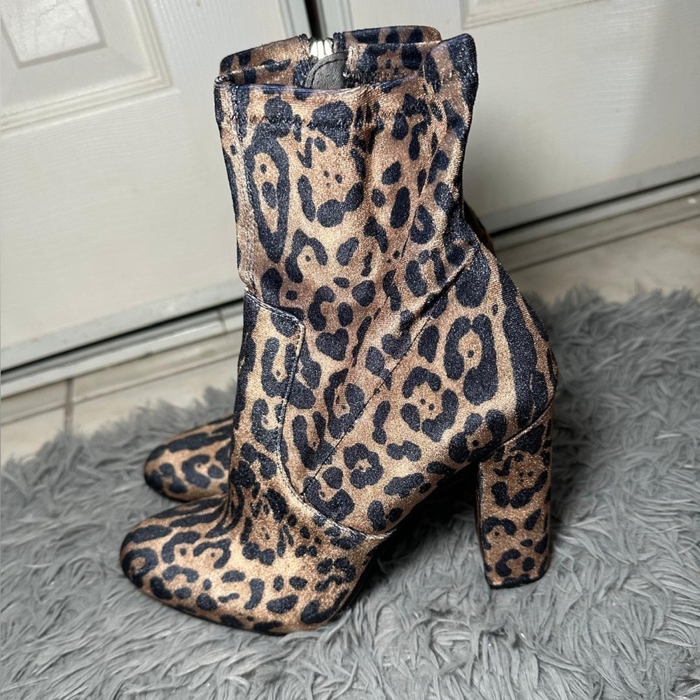 Steve Madden Edit Velvet Chunky Leopard Sock Booties in size 8.5. - Picture 2 of 12